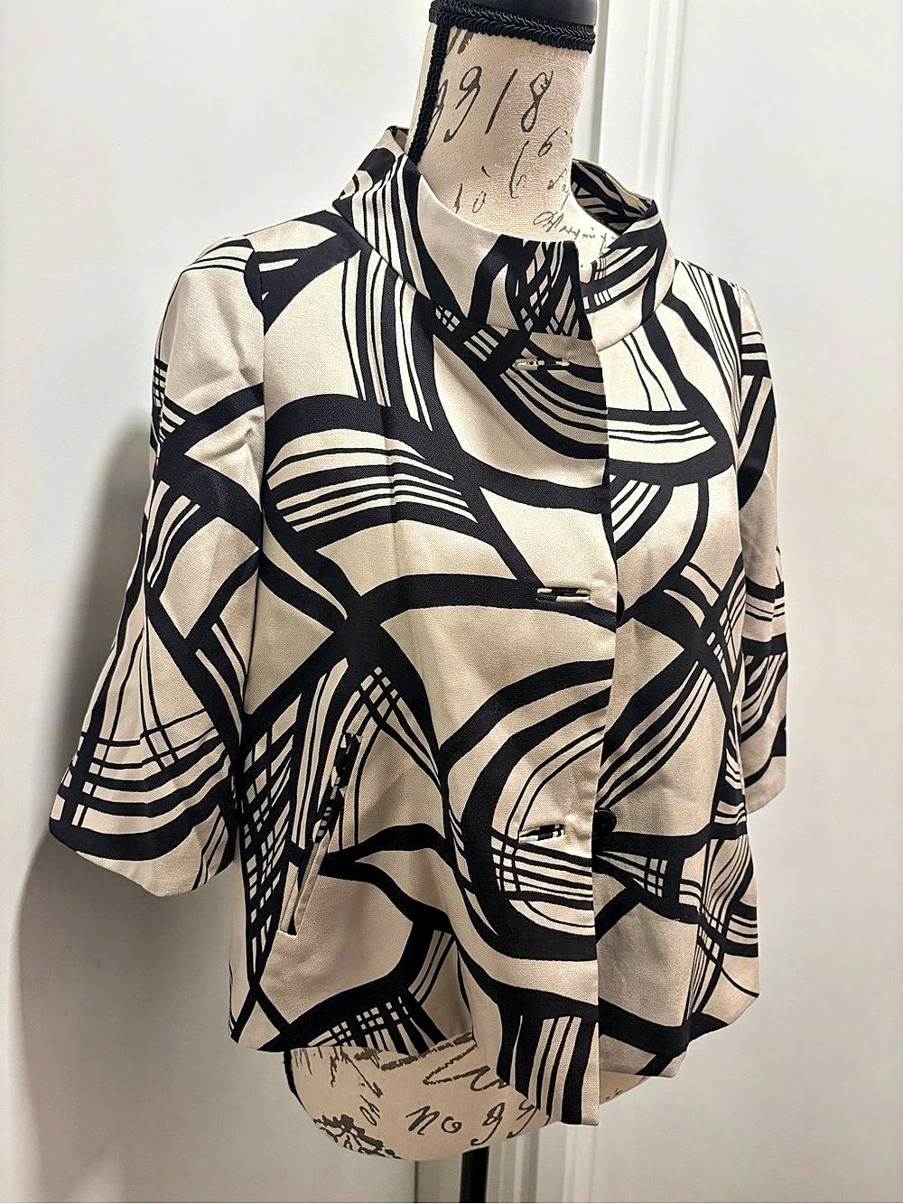 Anne Klein Abstract Bolero Jacket in Black & Cream Size 8P.,Like New 100% Silk